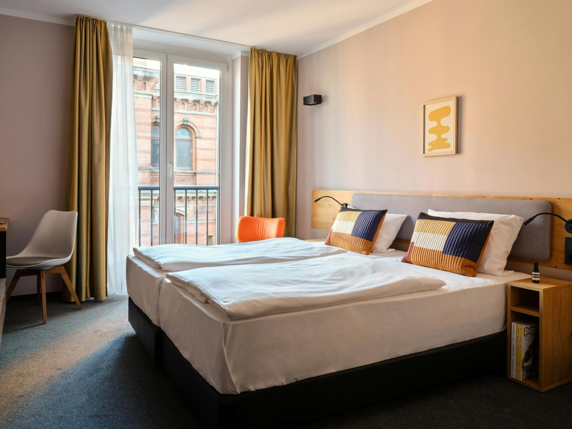 Twin Room,1765141677:JPEG